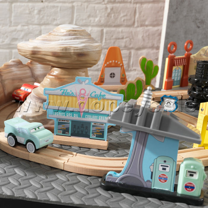 Disney Pixar Cars 3 50-teiliges Eisenbahnset Radiator Springs von KidKraft 18013